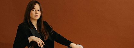 Белые буквы на синем фоне